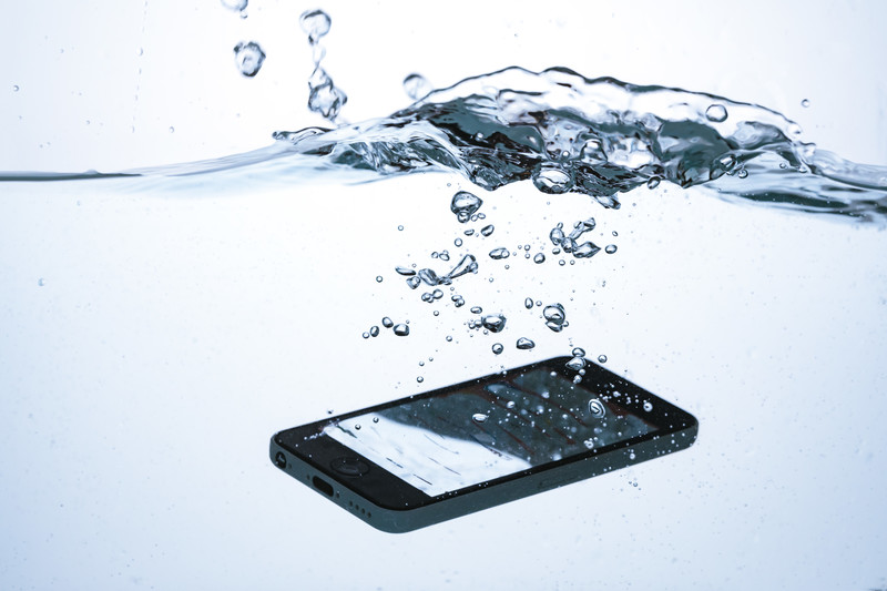 iPhone/androidスマホが水没！普通に使えるうちにデータバックアップ